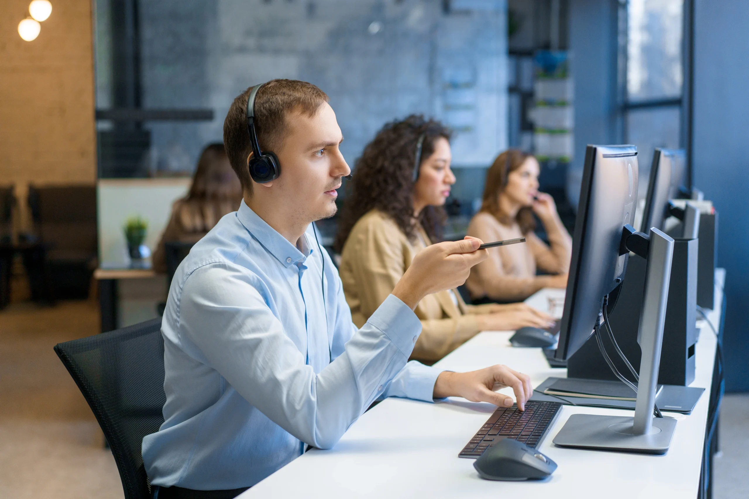 Customer support agent using a computer and headset to preserve customer context and reduce repeat support