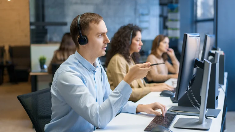 Customer support agent using a computer and headset to preserve customer context and reduce repeat support