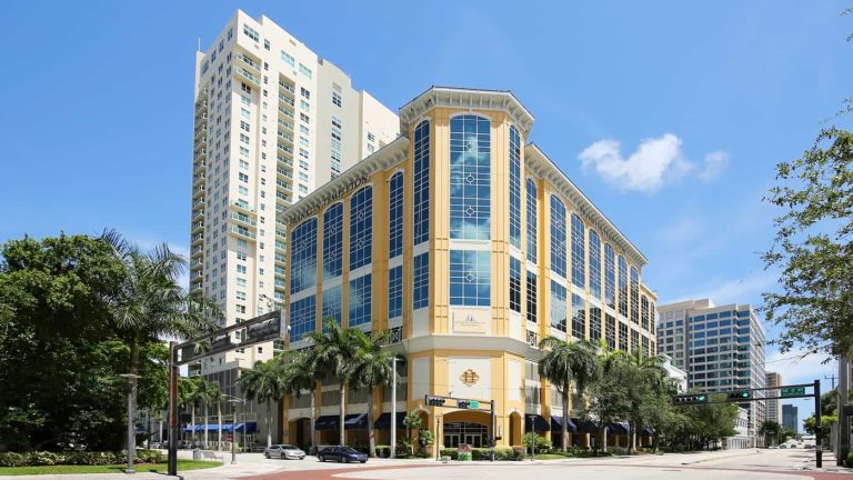 cxperts COO, Eddie Vaca, who spoke on Day 2 (Zone 3 portion of April 24th ) zeroed in on this concern together with Carolyn Borden, Senior Global Director of Learning Development and Quality (cxperts), Cary Danner, AVP (UHealth Connect, University of Miami Health System, Sean Minter, Chief Executive Officer and Founder (AmplifAI), and Scott Welch, Director of Contact Centers, (Lumen).