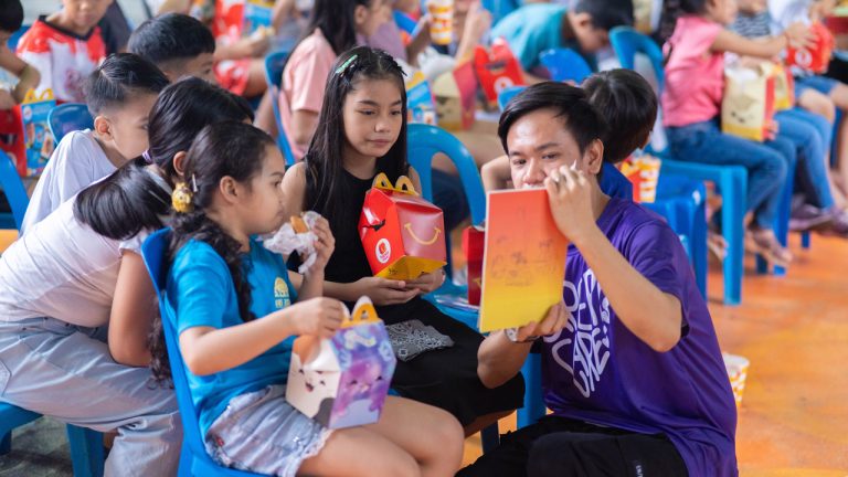 Children exploring books from Maleta Library, a cxperts culture CSR initiative in the Philippines