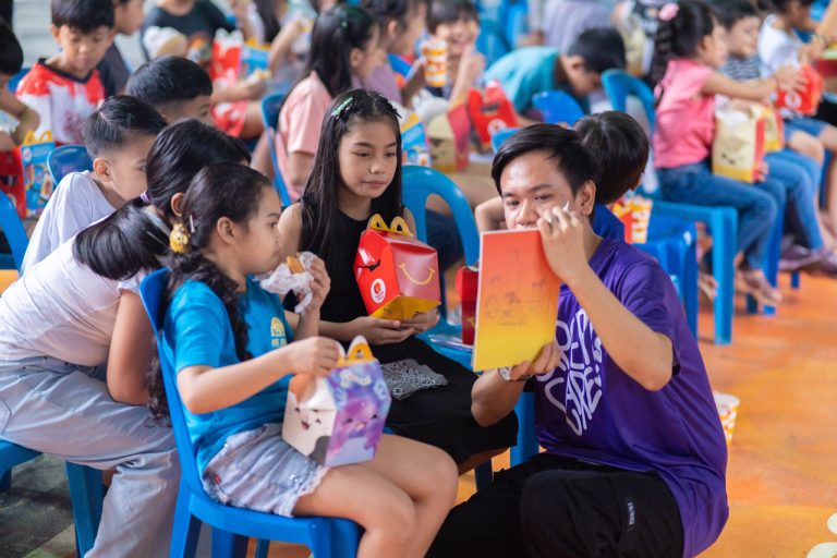 Children exploring books from Maleta Library, a cxperts culture CSR initiative in the Philippines